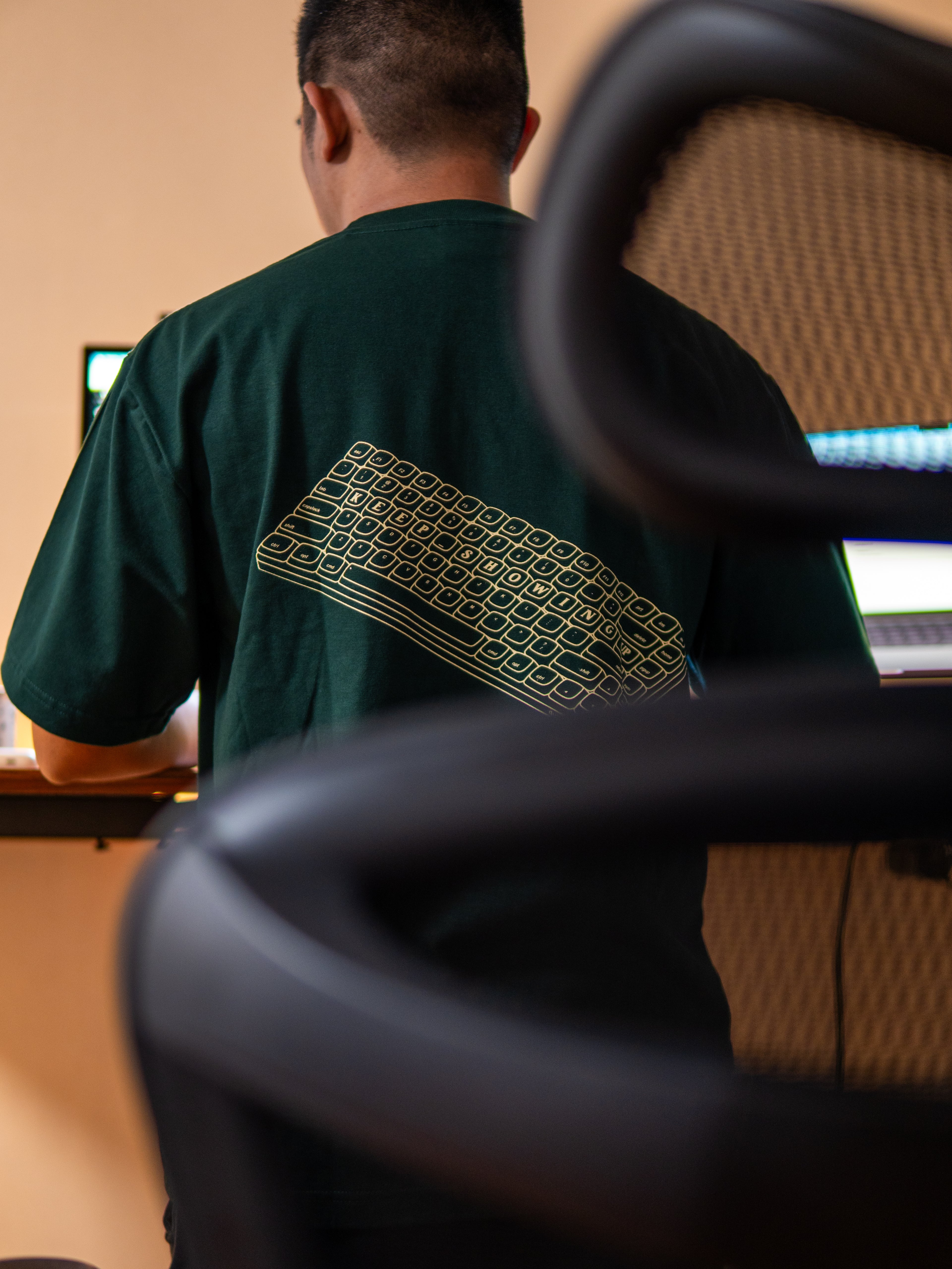 KEEP SHOWING UP REGULAR TEE | DARK GREEN | DUEKNEELxSENIORITOS® COLLABORATION
