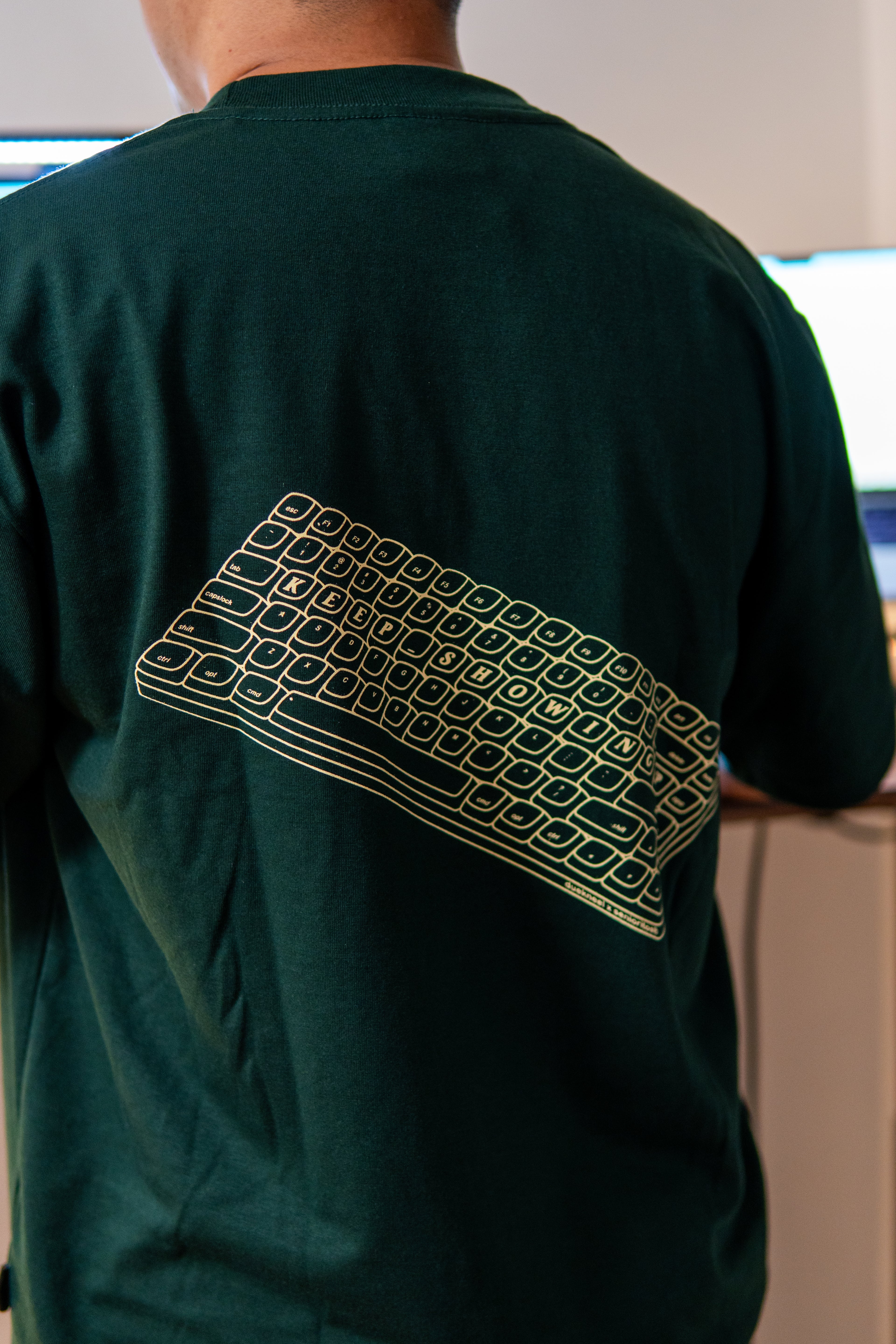KEEP SHOWING UP REGULAR TEE | DARK GREEN | DUEKNEELxSENIORITOS® COLLABORATION