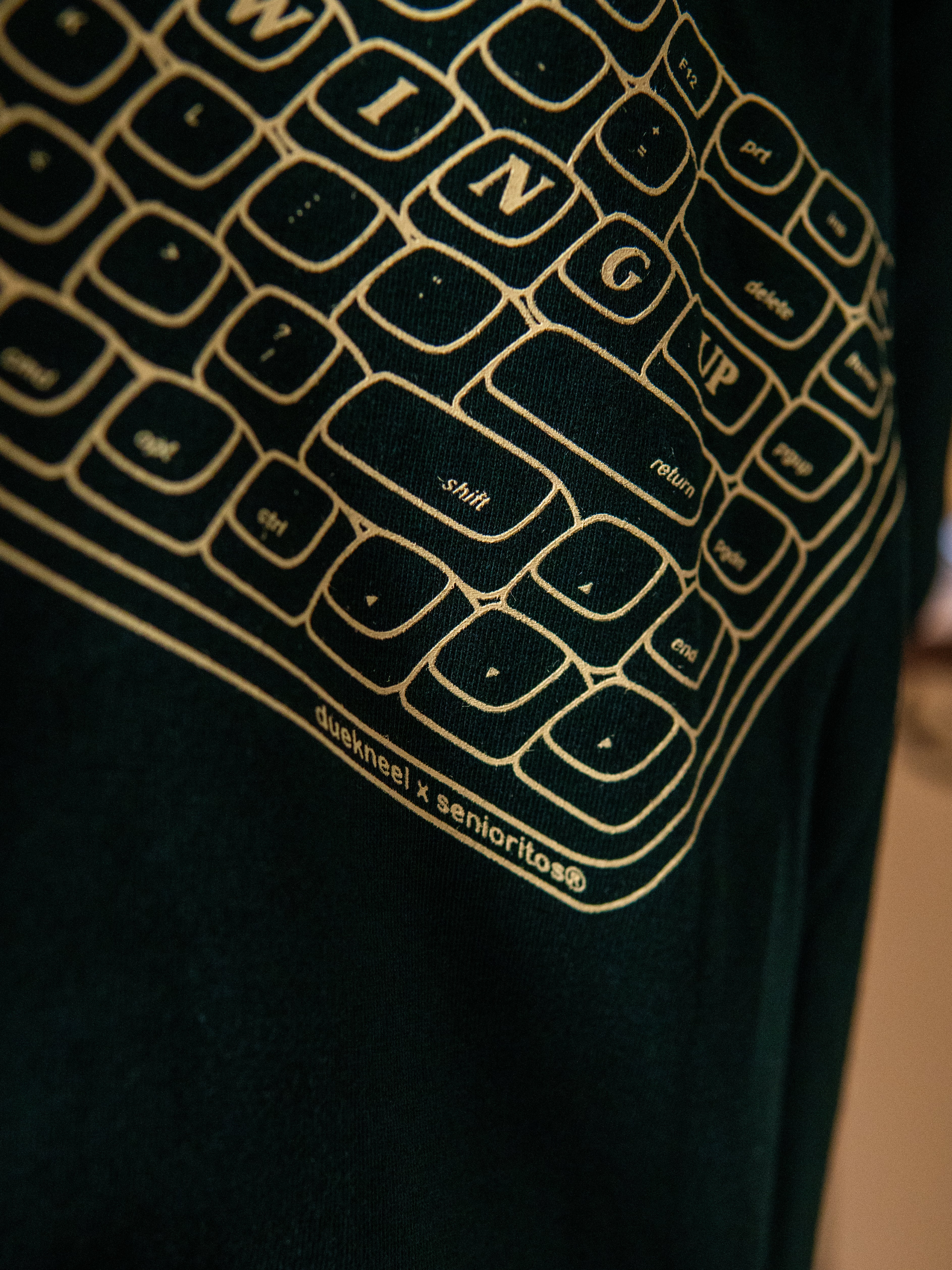 KEEP SHOWING UP REGULAR TEE | DARK GREEN | DUEKNEELxSENIORITOS® COLLABORATION