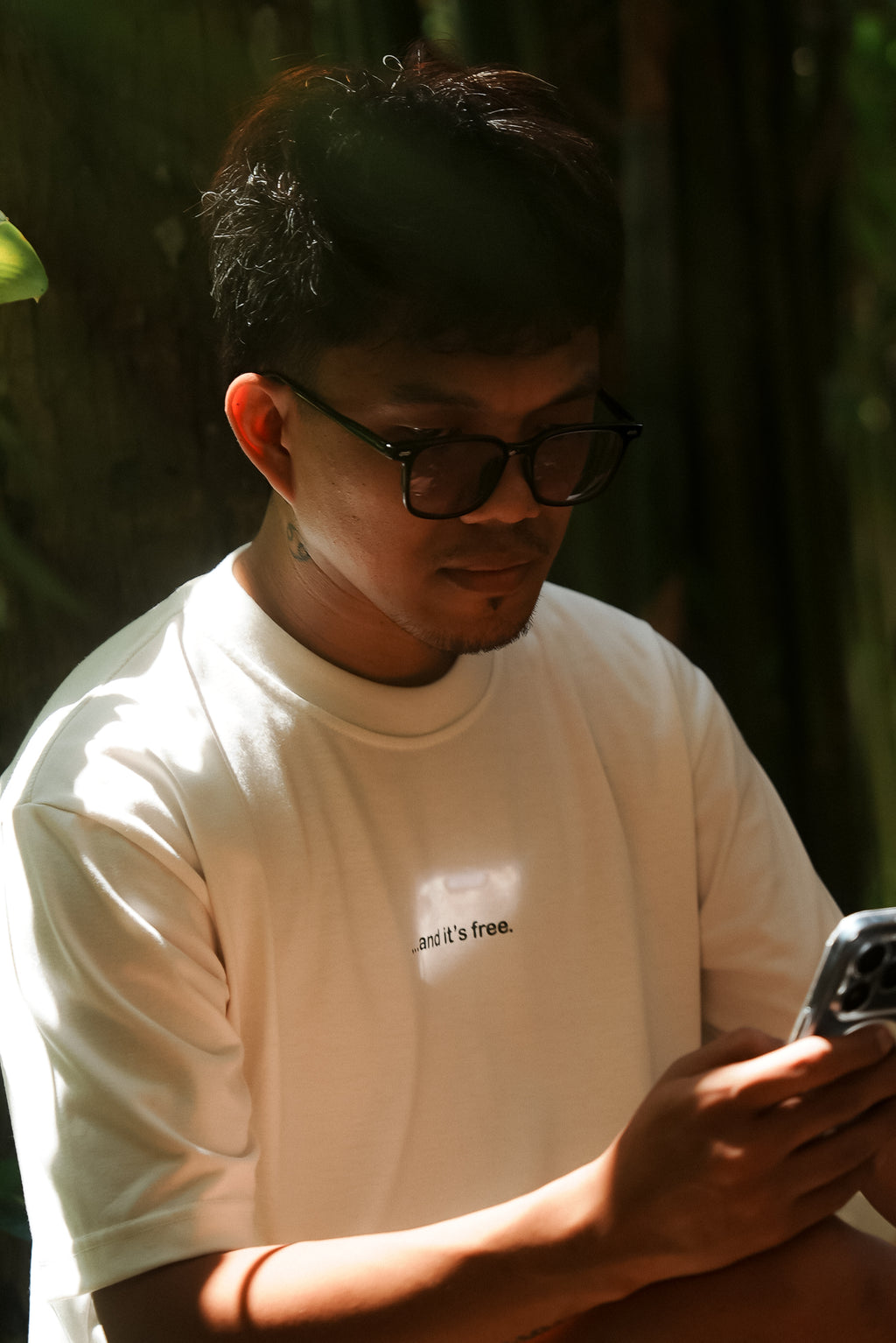 KEEP SHOWING UP REGULAR TEE | CREAM | DUEKNEELxSENIORITOS® COLLABORATION