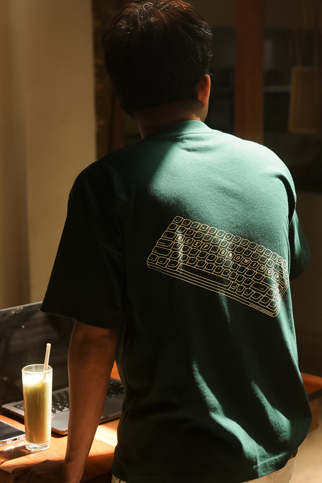 KEEP SHOWING UP REGULAR TEE | DARK GREEN | DUEKNEELxSENIORITOS® COLLABORATION