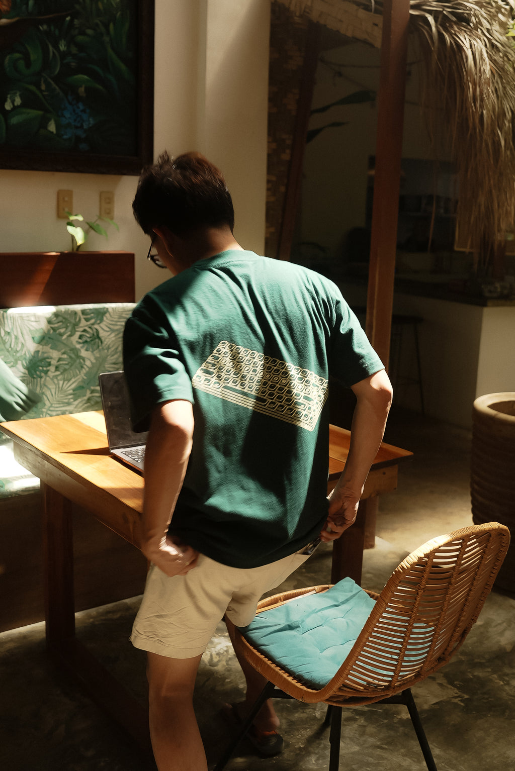 KEEP SHOWING UP REGULAR TEE | DARK GREEN | DUEKNEELxSENIORITOS® COLLABORATION