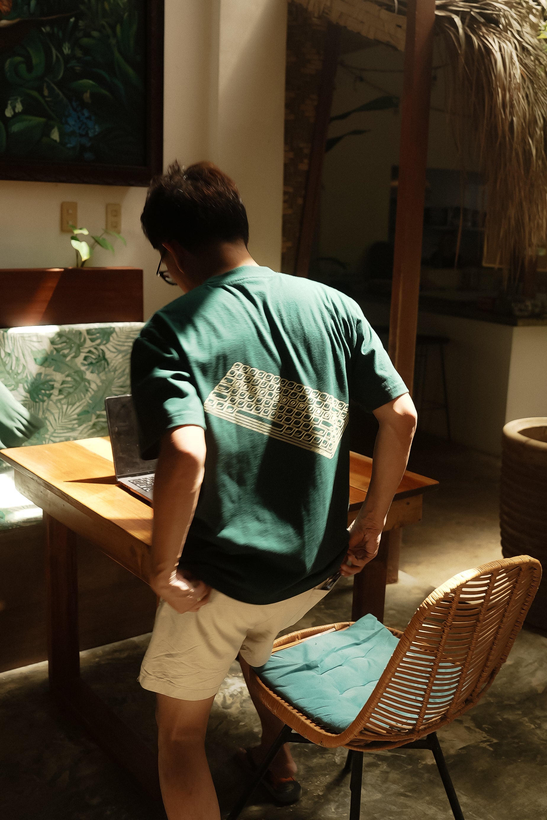 KEEP SHOWING UP REGULAR TEE | DARK GREEN | DUEKNEELxSENIORITOS® COLLABORATION
