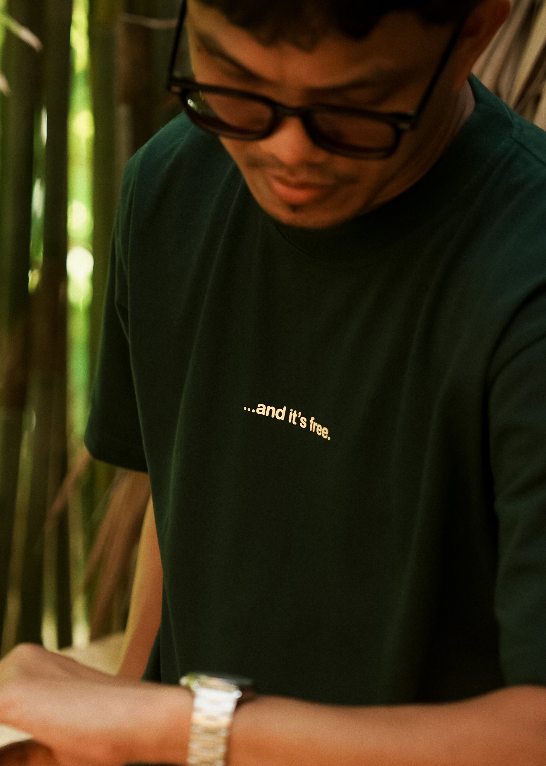 KEEP SHOWING UP REGULAR TEE | DARK GREEN | DUEKNEELxSENIORITOS® COLLABORATION