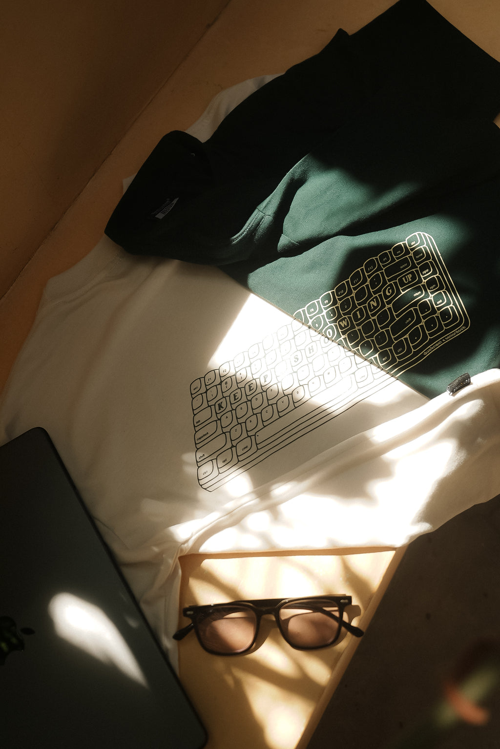 KEEP SHOWING UP REGULAR TEE | DARK GREEN | DUEKNEELxSENIORITOS® COLLABORATION