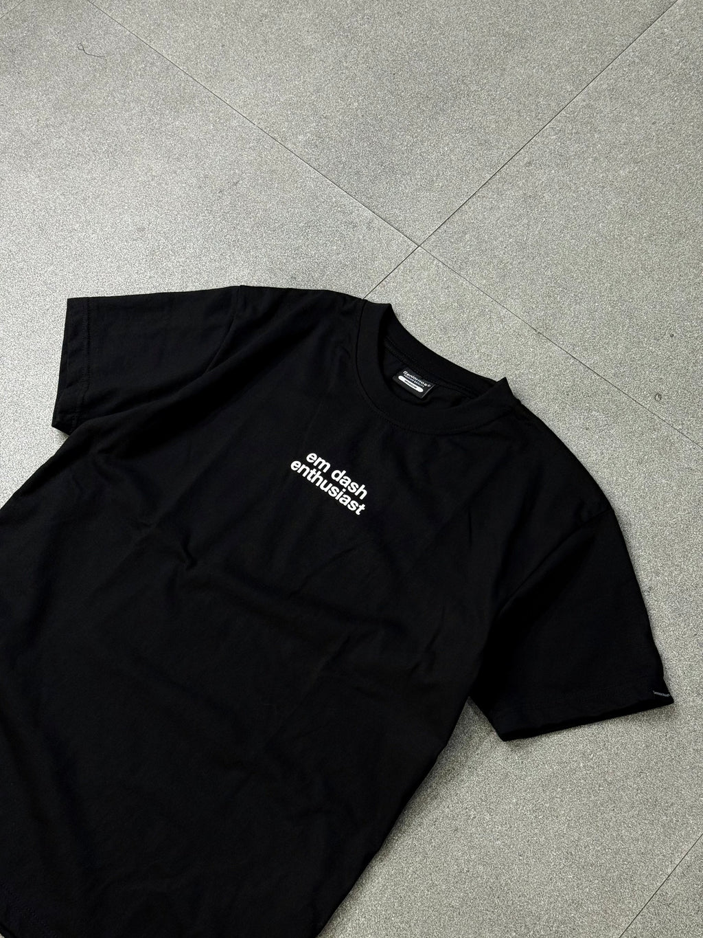 EM DASH ENTHUSIAST TEE | BLACK