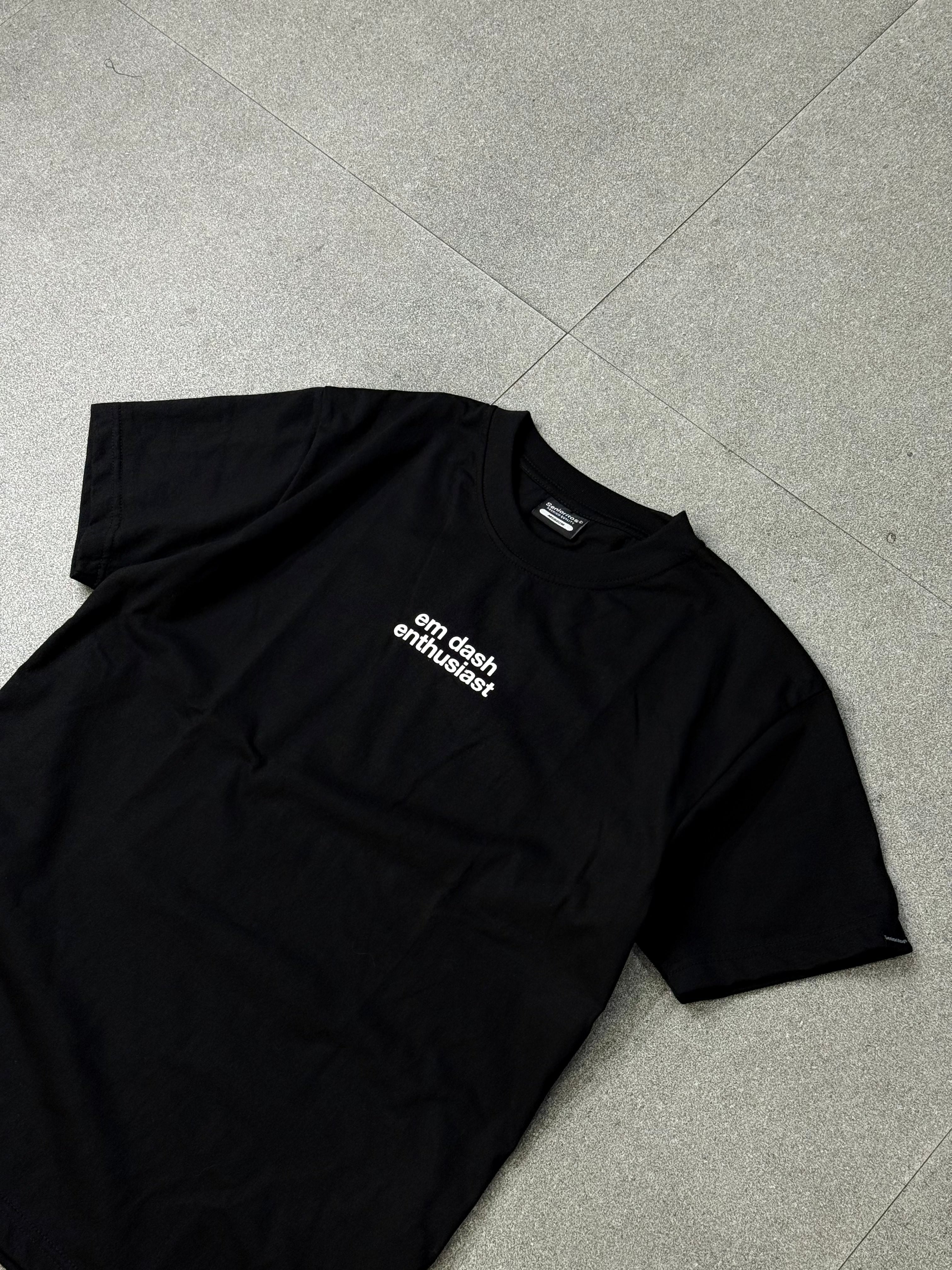 EM DASH ENTHUSIAST TEE | BLACK