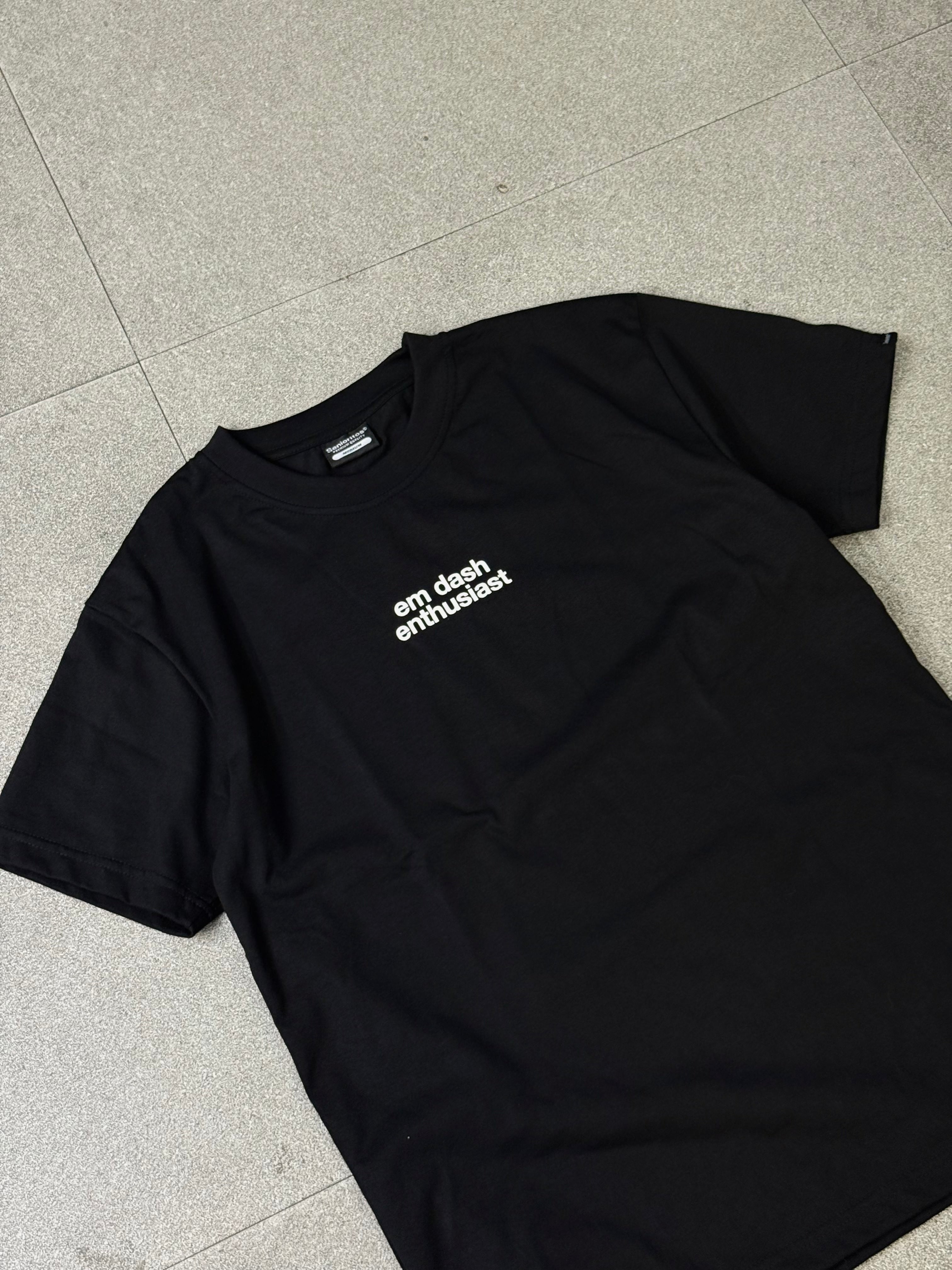 EM DASH ENTHUSIAST TEE | BLACK