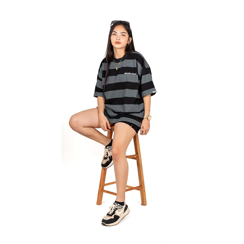 ITALIC STRIPES TEE (BOX FIT) | BLACK/GREY